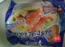 牛奶煮鲜虾鱼板面的做法图解2