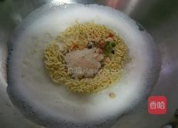 牛奶煮鲜虾鱼板面的做法图解3