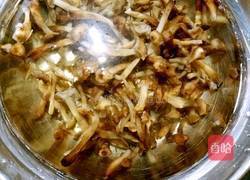 榛蘑杂焖五花肉的做法图解1