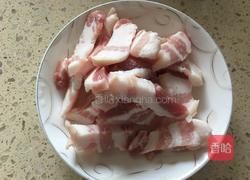 五花肉炒包菜的做法图解1