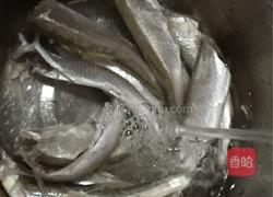 炸小沙丁鱼的做法图解1