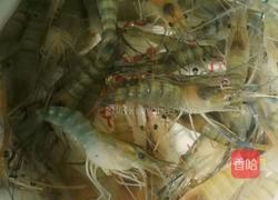 白灼盐水沼虾的做法图解1