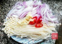 洋葱炒金针菇的做法图解1