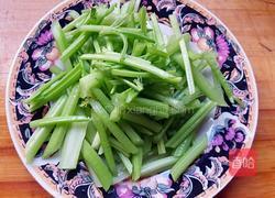 西芹炒豆腐皮的做法图解1