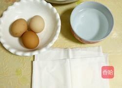 电饭锅焖鸡蛋的做法图解1