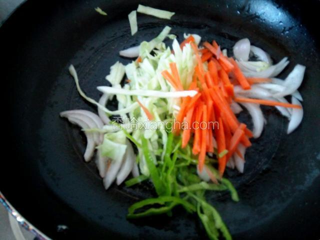 倒入蔬菜翻炒