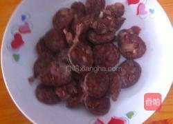青椒炒腊肠的做法图解1