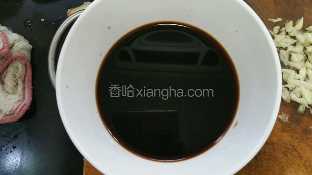 调汁：糖，醋，酱油，盐，料酒，鸡精搅拌均匀