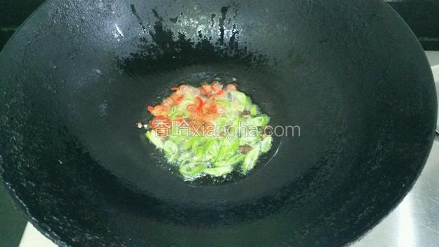 锅里倒油，7分热放花椒，辣椒一起煸炒1~2分钟
