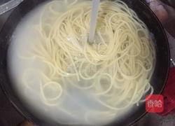 松茸培根炒意面的做法图解4