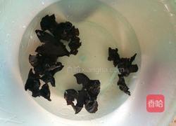 木耳炒腐竹。的做法图解3