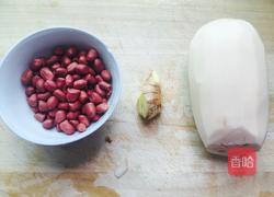 大骨莲藕花生汤的做法图解1