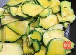 双椒炝小瓜的做法图解5