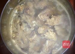 胡萝卜玉米排骨汤的做法图解1