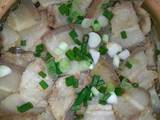 五花肉炖茶树菇