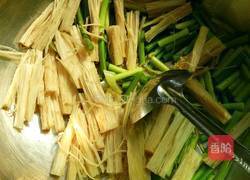 金针菇炒蒜苔的做法图解3