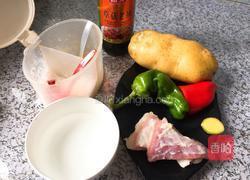 土豆片烧肉的做法图解1