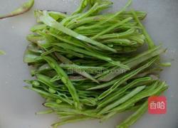 扁豆炒肉片的做法图解2
