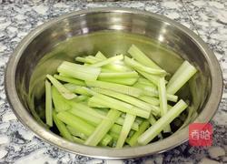 清炒芹菜香肠的做法图解1