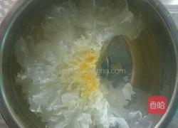 银耳雪梨羹的做法图解1