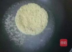 牛奶煮鲜虾鱼板面的做法图解2