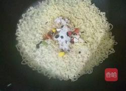 牛奶煮鲜虾鱼板面的做法图解3