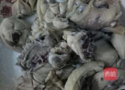 香菇炒鸡肉的做法图解1