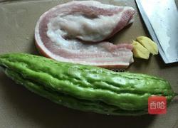 五花肉焖苦瓜的做法图解1