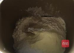蜜豆花环面包的做法图解1