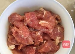蒜苗炒肉的做法图解1