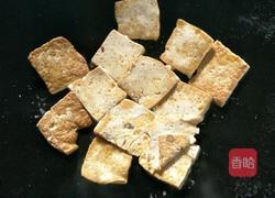 回锅肉煎豆腐的做法图解3