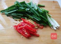 蒜苗炒腊鱼块的做法图解3
