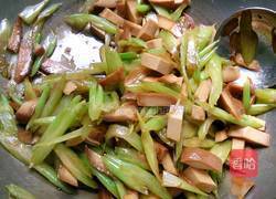 芹菜炒豆干的做法图解7