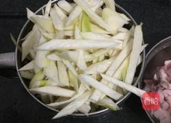 茭白丝炒肉丝的做法图解1