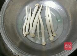 海鲜菇炒西红柿的做法图解1