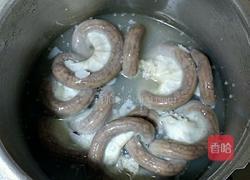 酸菜粉肠汤的做法图解1