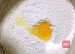 韭菜鸡蛋虾仁水饺的做法图解2