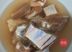 胡萝卜玉米排骨汤的做法图解1