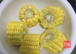 胡萝卜玉米排骨汤的做法图解2