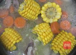 胡萝卜玉米排骨汤的做法图解6