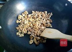 蜂蜜黑桃仁的做法图解3