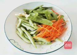 玉米香肠炒双豆的做法图解1