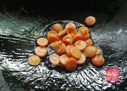 玉米香肠炒双豆的做法图解3