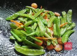 玉米香肠炒双豆的做法图解5