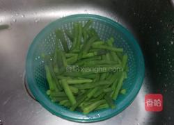 大蒜炒半熟四季豆的做法图解2