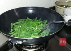 大蒜炒半熟四季豆的做法图解6