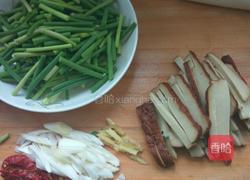 蒜台炒豆香干的做法图解1