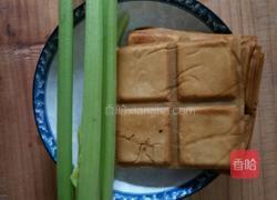 芹菜炒豆干的做法图解1