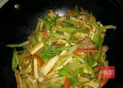 芹菜炒豆干的做法图解9
