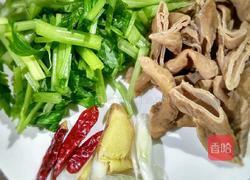芹菜炒肥肠的做法图解1